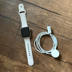 Apple Watch SE 2 GPS (2023) 40mm Starlight Aluminum Case Starlight band S/M